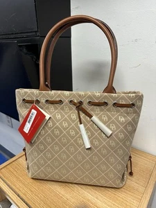 Bolso de Mano Dooney & Bourke Tulipán Borla Cartera Marrón Logo $160 - Imagen 1 de 7