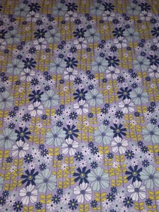 Estampado Floral Azul Vintage con Hojas Amarillas Fondo Púrpura 1/2 yarda 18"x22" - Imagen 1 de 5