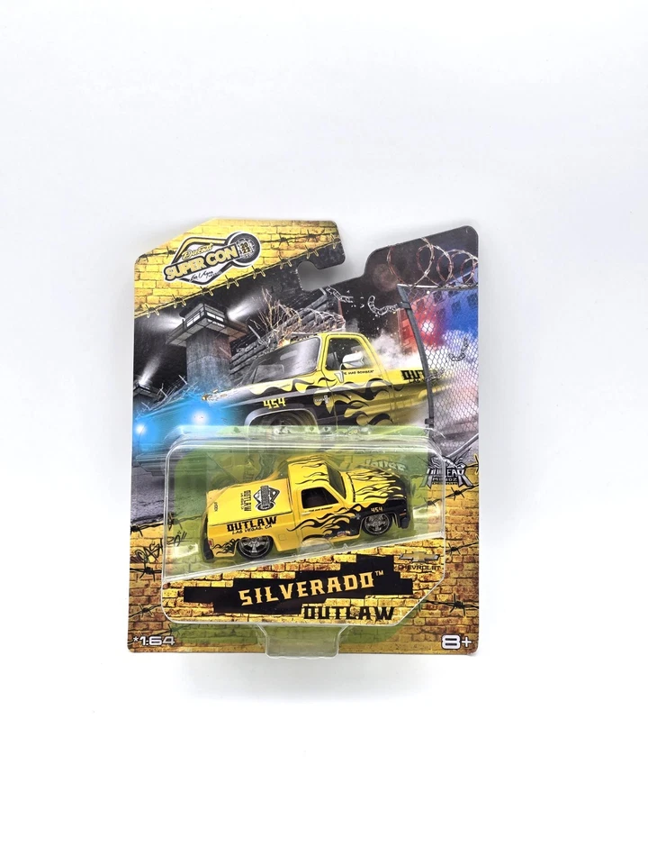 Camioneta pickup Maisto 2022 Vegas SuperCon Chevy Silverado Outlaw amarilla de carrocería cuadrada Foto 1 de 1