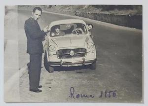 09623 Foto d'epoca 212 - FIAT 1000 - Nei pressi delle Fosse Ardeatine 1956 - Foto 1 di 2