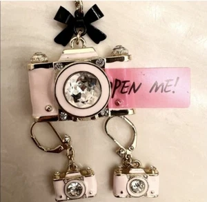 Betsy Johnson Set Kamera Halskette & Ohrringe Medaillon verstellbar Schieberkette Neu mit Etikett - Bild 1 von 10