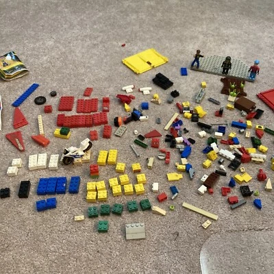 MEGA BLOCS MISCELLANEOUS PIECES 3 FIGURES POLICE MOTOR CYCLE - Image 1 of 4