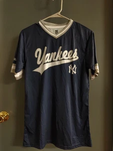 New York Yankees Women's Small Shirt Short Sleeve V-Neck Cooperstown Collection - Picture 1 of 9