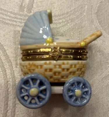 Adorável torta de lama carrinho de bebê menino caixa de tesouro articulada - Novo na caixa - Imagem 1 de 4