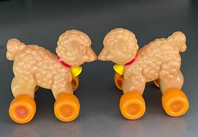 ANCIENS JOUETS A ROULER 2 PETITS MOUTONS BAKELITE PLASTIQUE DUR 1960-70's - Photo 1/4