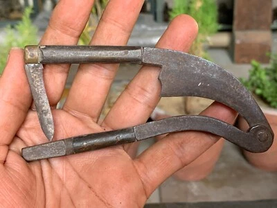 Antiguo cortador de nueces de betel de hierro artesanal galleta Indian Sarota con hoja de corte Foto 1 de 4