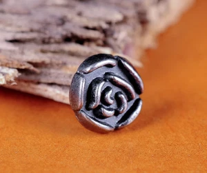 50pz 10*10MM FAI DA TE ARGENTO MASSICCIO INTAGLIATO FIORE BORCHIE CONCHO DECORAZIONE PELLETTERIA - Foto 1 di 10
