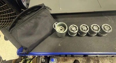 Tuercas de seguridad Honda 22 mm con bolsa y enchufe de seguridad. Se adapta a la mayoría de los modelos Foto 1 de 3