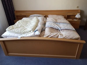 Schlafzimmer Eiche-Hell komplett: Doppelbett / 4x 1m Kleiderschrank und Kommode - Bild 1 von 3