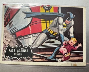 1966 Tarjetas coleccionables Batman Black Bat Card #53 Race Against Death - Imagen 1 de 3