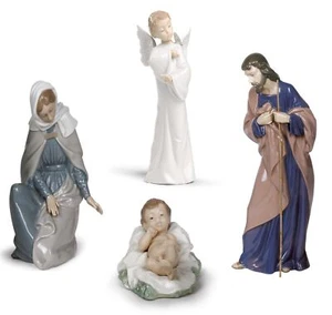 NAO BY LLADRO 4-TEILIGES GLANZPORZELLAN-KRIPPENSET MARKE NEU IM KARTON WEIHNACHTEN SPAREN $ KOSTENLOSER VERSAND - Bild 1 von 5