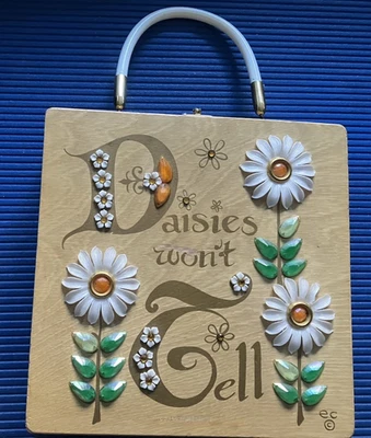 De colección Enid Collins de Texas, Daisies Won’t Tell, bolsa de caja de madera, 1966 Foto 1 de 4