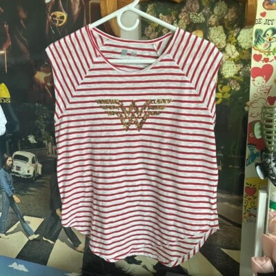 Женский разрыв, красный и белый в полоску рубашка, Чудо-женщина, DC супергерой, размер средний - Изображение 1 из 4