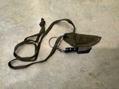 Cuchillo desollador miniatura de acero Damasco, mango de madera, colgador de cuello naugahyde Foto 1 de 3