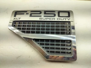Ford F250 Super Duty XLT 2008-2010 emblema guardabarros izquierdo  - Imagen 1 de 2