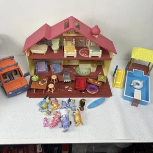 Lote de juegos Bluey House con figuras familiares, piscina, coche y accesorios - Imagen 1 de 7
