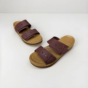 Sandalia Crocs Brooklyn para mujer con hebilla de cuña baja arcilla oscura talla 11 - Imagen 1 de 6