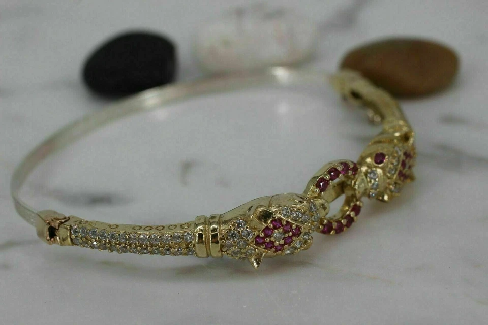 Brazalete brazalete de diamantes y rubíes simulados de corte redondo de 4 quilates enchapado en oro amarillo de 14 quilates Foto 1 de 3