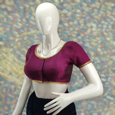 Blusa sari confeccionada, cuello redondo y encaje incrustado, blusa de diseñador magenta. Foto 1 de 4