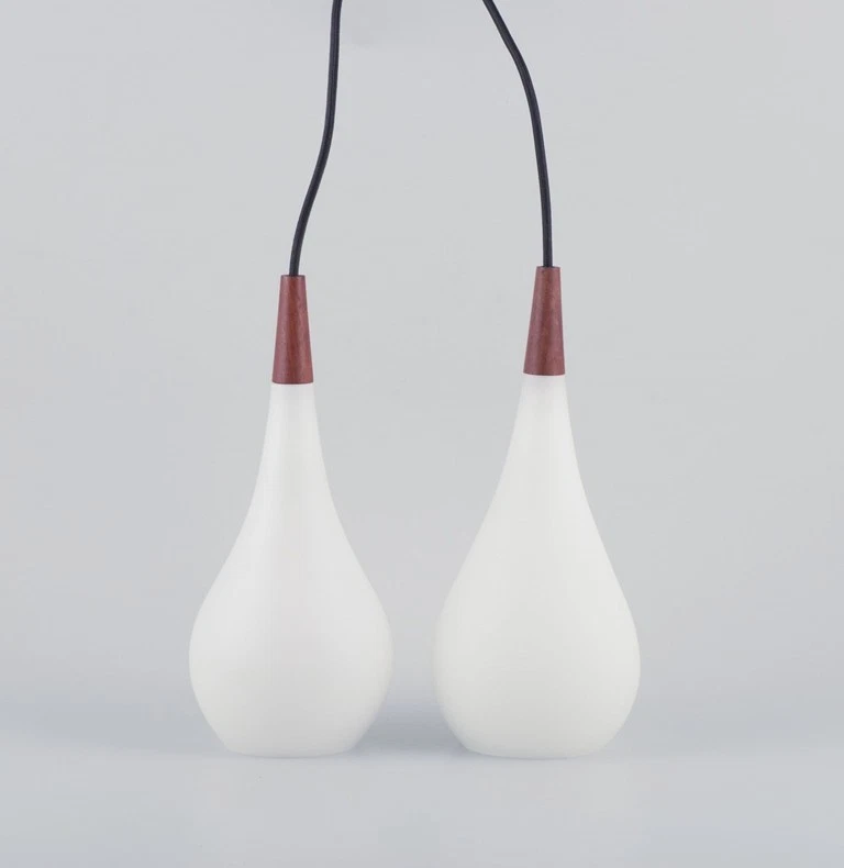 Par de colgantes Louis Poulsen en cristal opalino y madera preciosa. Años 60 Foto 1 de 4