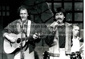 HOFFMANN & HOFFMANN Himbeereis zum Frühstück - 2 OriginalFotos ARIOLA Global - Bild 1 von 1