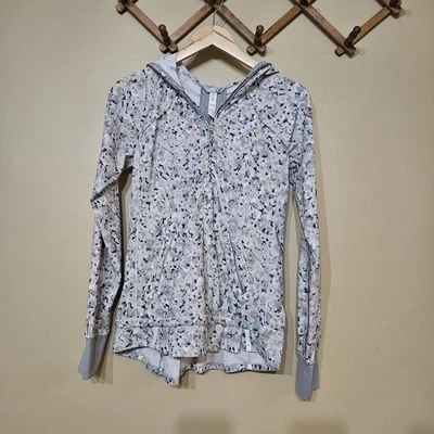 Chaqueta Pullover Aligerada Lululemon Talla 4 | Estampado Floral Cuchara Plateada Ambiente Foto 1 de 4