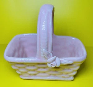 Cesta de porcelana miniatura rosa rubor textura de mimbre pálida vintage con mango - Imagen 1 de 5