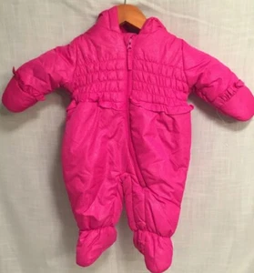 Rothschild Schneeanzug Wimpel Säugling Baby Mädchen 3-6 Monate rosa magenta einteilig gesmokt  - Bild 1 von 6