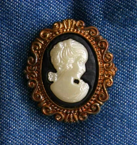 Black & White Cameo All Plastic Gold-tone Button.  !950s vintage 1 1/8" Cover
