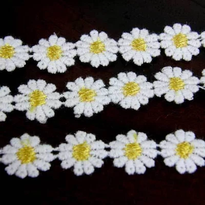White & Yellow Daisy Lace Trim x 1m Flower Sewing Dressmaking Edging  12mm LC15 - Image 1 of 3
