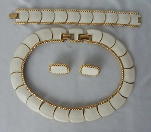 JUEGO PULSERA COLLAR PENDIENTES BUTLER QUINTA AVENIDA BLANCO SOBRE ORO - Imagen 1 de 5
