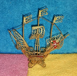 Pequeña carabela portuguesa vintage en filigrana de metal dorado y esmalte - Imagen 1 de 4