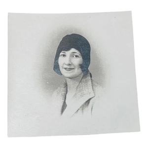 Antikes 3” x 3” Studio Foto von Flapper • Schwarzweiß Foto - Bild 1 von 2