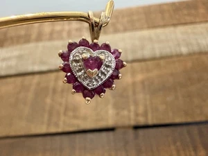 Ciondolo vintage in oro giallo 10 kt con rubini e diamanti cuore 3/4" - Foto 1 di 4