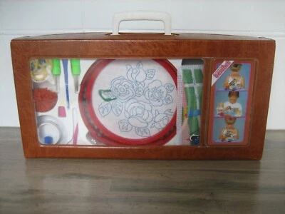 Jouet ancien Jeux de laines Broderie Tricotin Cercle à broder BERCHET Vintage - Photo 1/4