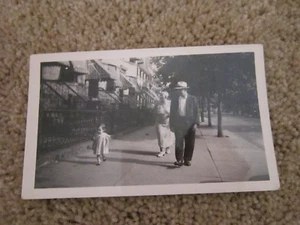 Vintage 4.5" x 2.75" Black & White Photograph Old Couple and Little Girl Walking - Bild 1 von 2