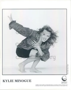 1989 Press Photo Pop Singer Kylie Minogue Strikes a Pose - Picture 1 of 2