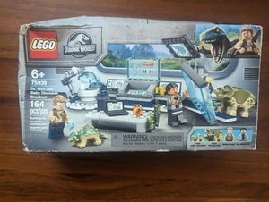 LEGO Jurassic World 75939 Dr. Wu's Lab Baby D caja aplastada NUEVO retirado - Imagen 1 de 3