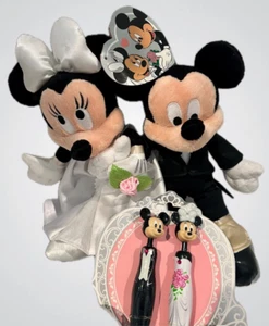 Mickey Bräutigam & Minnie Braut Hochzeitspaar Plüsch & Stift (Disney Paris) Set Neu - Bild 1 von 15