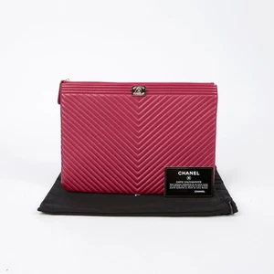 Bolso de mano mediano Chanel Chevron Boy A84406 143632947 - Imagen 1 de 12