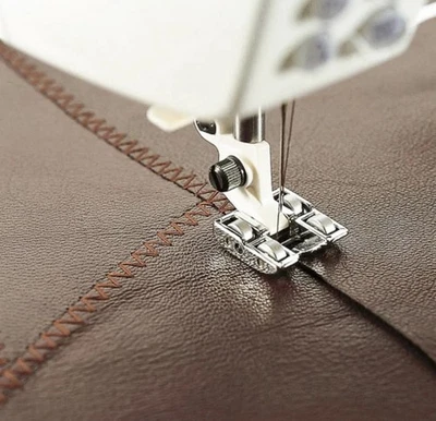 Máquina de coser Husqvarna Viking con pie de rodillo parte # 4118529-45 se adapta a grupos 1-7 Foto 1 de 2