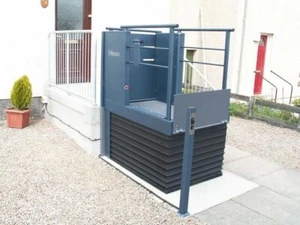 2023 ROLLSTUHLLIFT HEBEBÜHNE PLATTFORMLIFT HEBELIFT TREPPENLIFT HUBLIFT AUFZUG - Bild 1 von 9