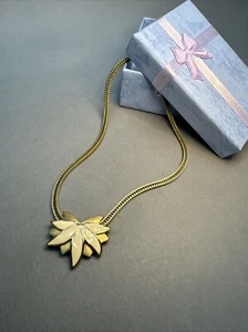 Vintage signierte MONET goldfarbene cremefarbene Emaille Lotusblume abstrakte HALSKETTE 16" - Bild 1 von 7