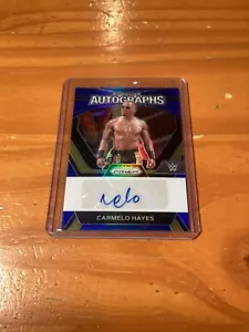 2024 Panini WWE Prizm Carmelo Hayes Autograph Card #/49 Blu SA-CHY NXT - Foto 1 di 2