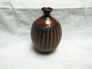 Jarrón de cogollo vintage de cerámica de 4-1/2" marrón con rayas de goteo azul púrpura - Imagen 1 de 8