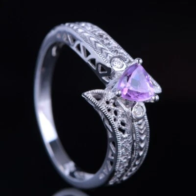 Anillo de boda vintage de oro blanco de 10k pavé de diamantes amatista talla billón Foto 1 de 4