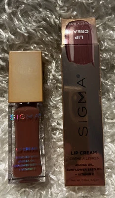 Crema labial Sigma Beauty en rosa polvorienta. Tamaño completo, 0,18 oz/5,1 g. Foto 1 de 4