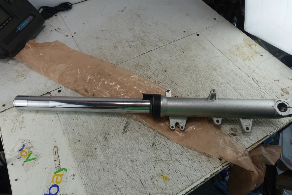 HONDA ST1300 ST 1300 GARFO DIANTEIRO DIREITO ASSY TODOS OS ANOS ABS NÃO BOM LIMPO RETO - Imagem 1 de 4