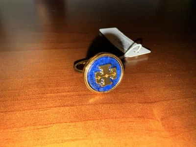 ANILLO TORY BURCH ESMALTE TB LOGO EN COLOR AZUL PROFUNDO, TALLA 8 Foto 1 de 2