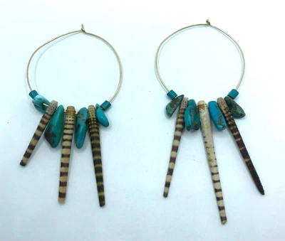 Pendientes de pepita de erizo de mar y turquesa en aros rellenos de oro de 14K perforados Foto 1 de 4